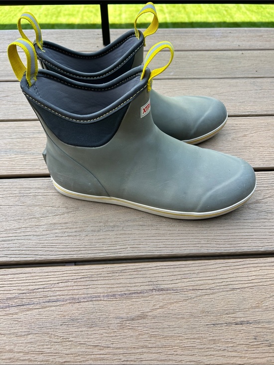 XTRATUF Men’s Gray Chelsea Deck Boots with Yellow Pull Tabs, Sz 9 main image 3